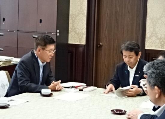 画像:宮下財務副大臣への要望活動の様子